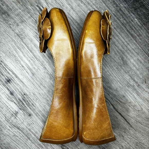 Born round toe flats, 3D flower embellishments, Good used condition - Picture 13 of 15